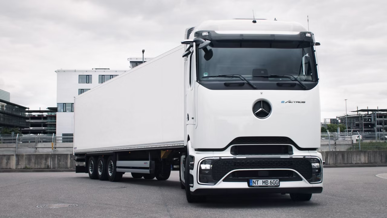 Cargo-Partner puts two eActros 300 into regional service
